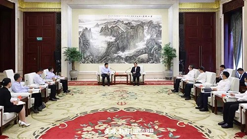 貴州省委書(shū)記、省人大常委會(huì)主任徐麟會(huì)見(jiàn)中偉控股集團(tuán)董事長(zhǎng)鄧偉明一行