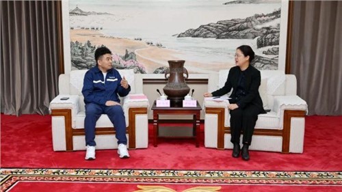 欽州市市委書記鐘暢姿會(huì)見中偉股份董事長(zhǎng)、總裁鄧偉明一行