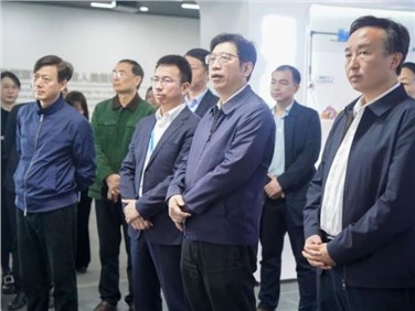 湖南省政協(xié)黨組成員、秘書長(zhǎng)鄧群策帶隊(duì)考察調(diào)研中偉寧鄉(xiāng)產(chǎn)業(yè)基地